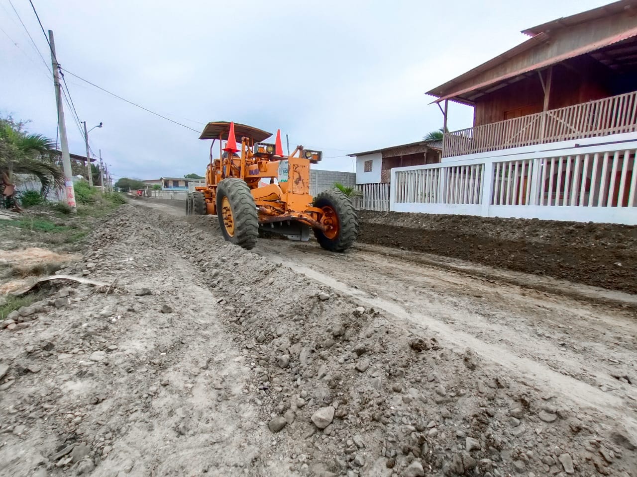 Se han reanudado los trabajos de mejoramiento de calles en los balnearios de San Jacinto, San Alejo y San Clemente, parroquia Charapotó.