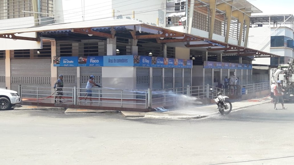 Limpieza y mantenimiento del mercado municipal de Bahía de Caráquez